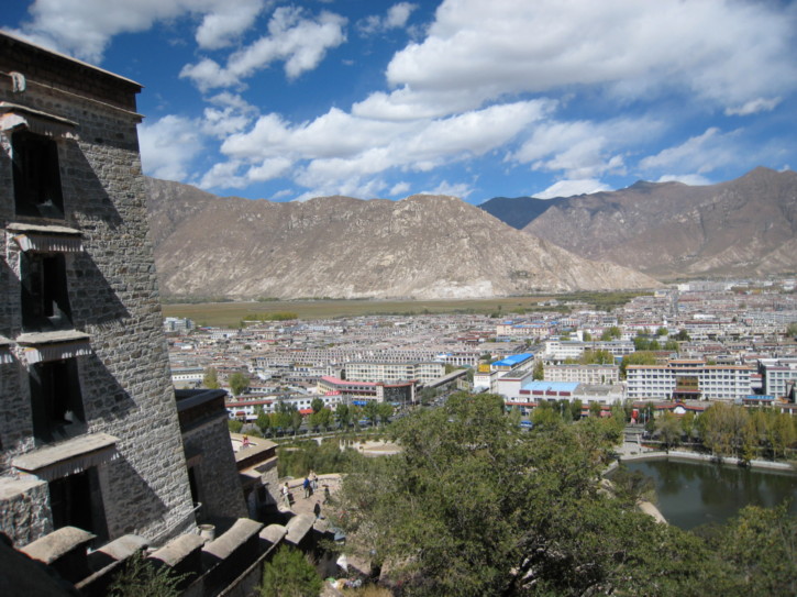 Back of the palace with view over Lhasa
