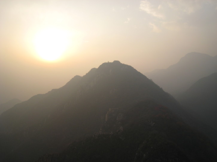 Sun, pollution and mountains
