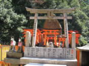 Small torii and foxes at Fushimi-Inari shrine