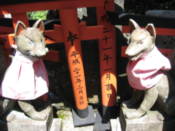 Small torii and foxes at Fushimi-Inari shrine
