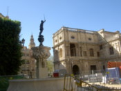 Weird fountain-statue thingy