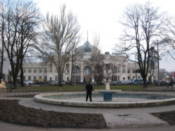 A (luckily for the guy stood in it) non-operational fountain in front of the train station